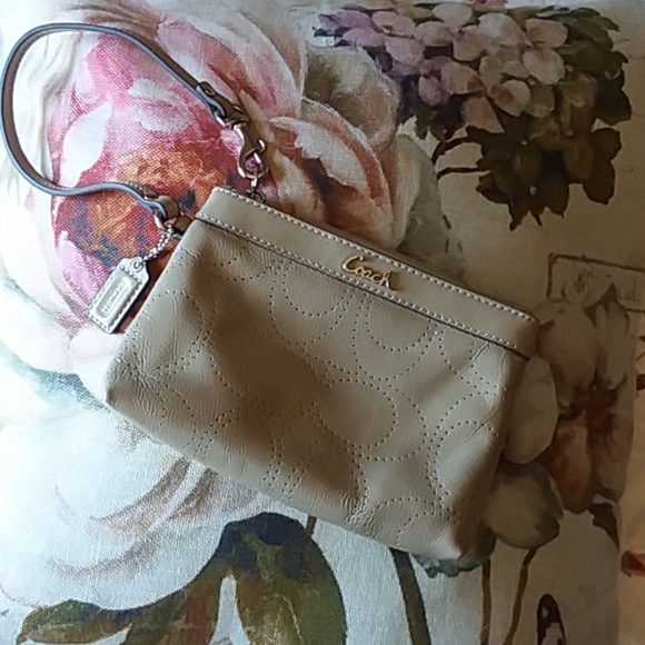 Coach Handbags - 🌷Coach wristlet🌷